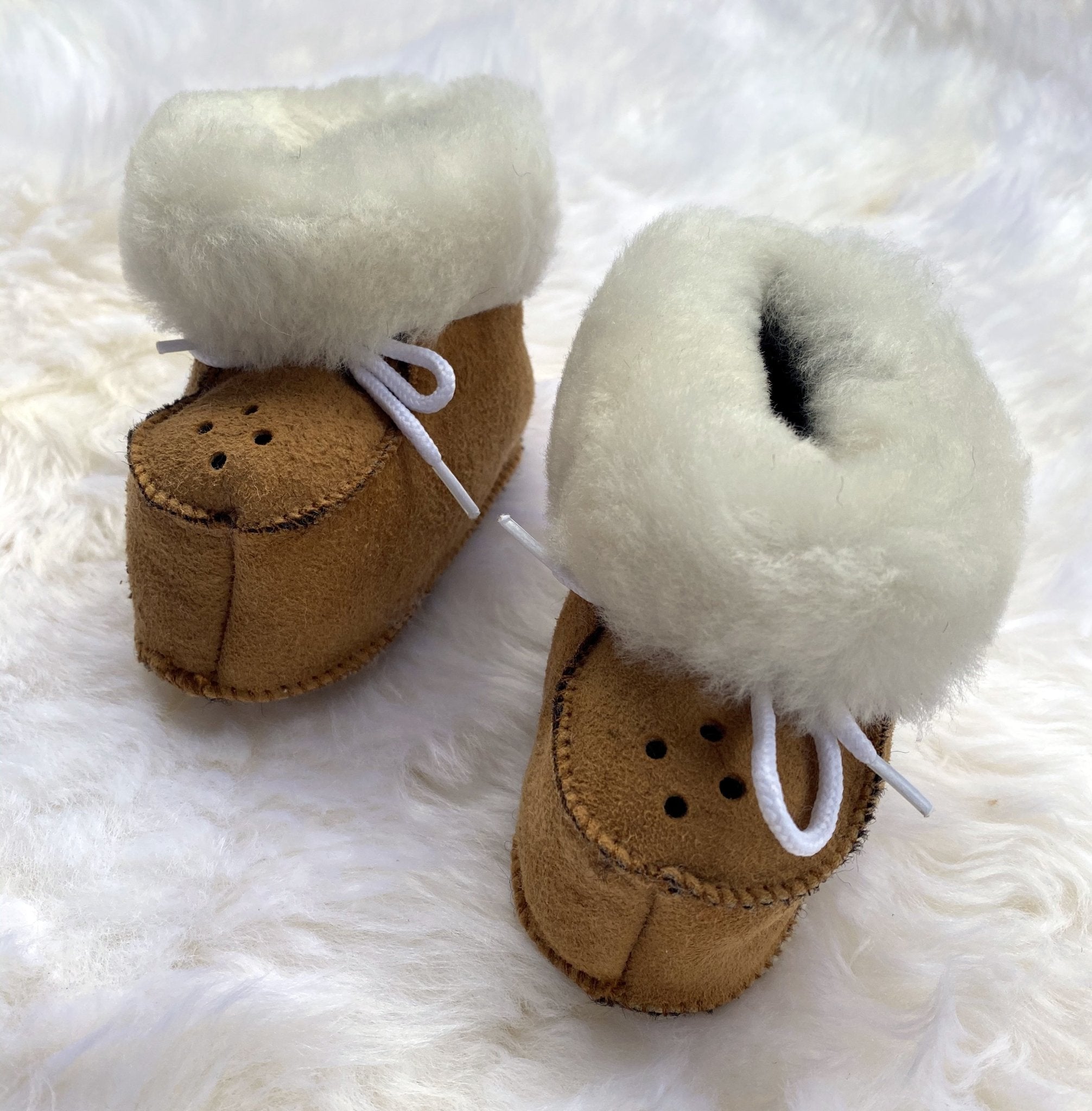 Chaussons bébé beiges en peau de mouton - Dgrandiose