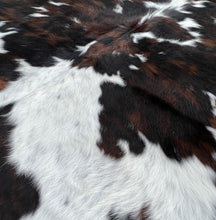 Charger l&#39;image dans la galerie, Peau de vache marron type Normande - Peau de vache &amp; Cie

