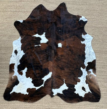 Charger l&#39;image dans la galerie, Peau de vache marron type Normande - Peau de vache &amp; Cie
