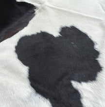 Charger l&#39;image dans la galerie, Peau de vache noire et blanche - Peau de vache &amp; Cie
