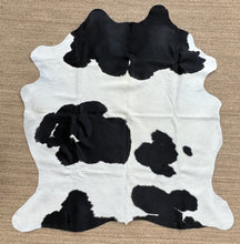 Charger l&#39;image dans la galerie, Peau de vache noire et blanche - Peau de vache &amp; Cie
