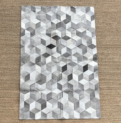 Tapis patchwork gris en peaux de vache naturelles - Peau de vache & Cie