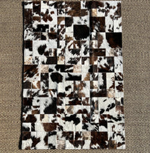 Charger l&#39;image dans la galerie, Tapis patchwork marron en peaux de vache naturelles - Peau de vache &amp; Cie

