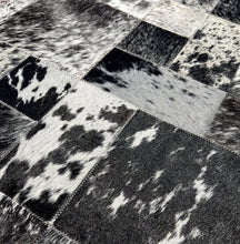 Charger l&#39;image dans la galerie, Tapis patchwork noir en peaux de vache naturelles - Peau de vache &amp; Cie
