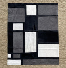 Charger l&#39;image dans la galerie, Tapis patchwork style Mondrian noir et blanc - Peau de vache &amp; Cie
